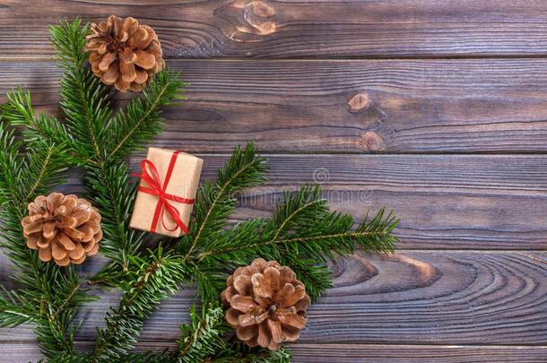 冷杉树和圣诞节装饰和赠品盒向木制的用绳子拖的平底渡船
