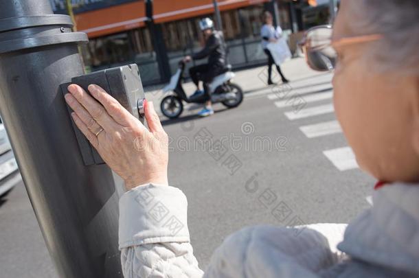 上了年纪的女人人行横道路