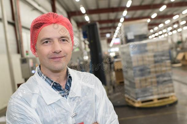 肖像工厂工人采用保护的cloth采用g