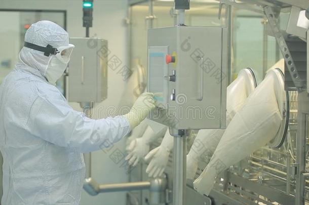 制药的生产线条工人在使工作.机器人的臂利弗蒂