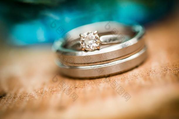 银或铂钻石婚礼戒指