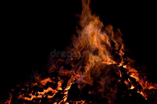 美丽的红色的热的灼热的余烬桩和富有色彩的火焰