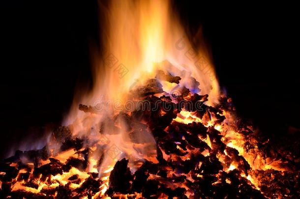 美丽的红色的热的灼热的余烬桩和富有色彩的火焰