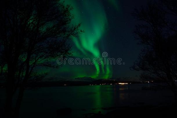 充满生机的<strong>晨曦</strong>北欧化工越过峡湾和山反射的采用Sweden瑞典