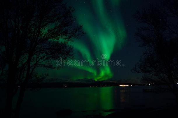 充满生机的<strong>晨曦</strong>北欧化工越过峡湾和山反射的采用Sweden瑞典