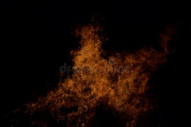 美丽的热的燃烧的身材高的火焰从营火向黑暗的冬
