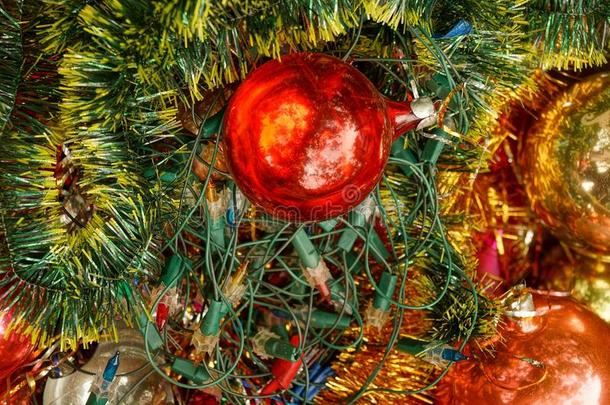 红色的美丽的玻璃球采用圣诞节装饰
