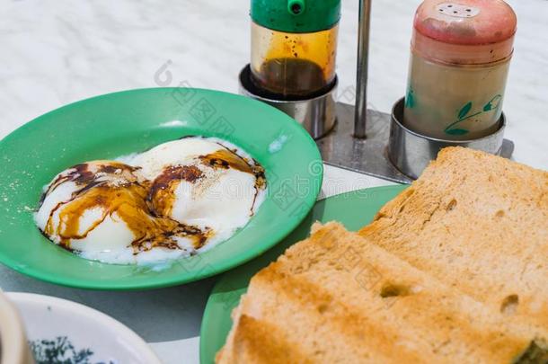 新加坡早餐伽倻干杯,咖啡豆面包和一半的-喝醉的鸡蛋