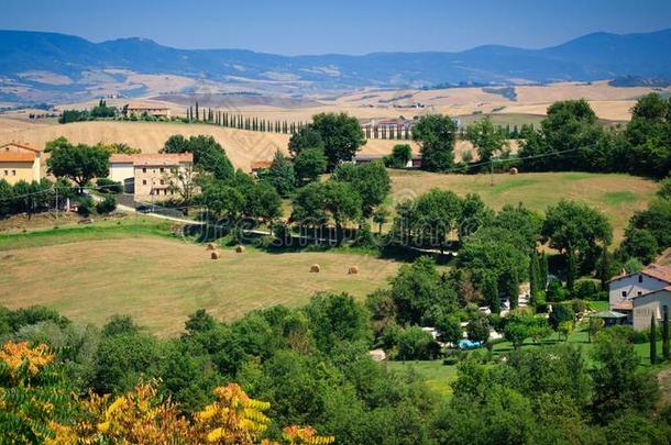 托斯卡纳区,意大利风景优美的风景-和海巴尔和柏属植物有衬里的