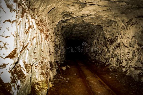 地下的采矿隧道和铁路公司股票