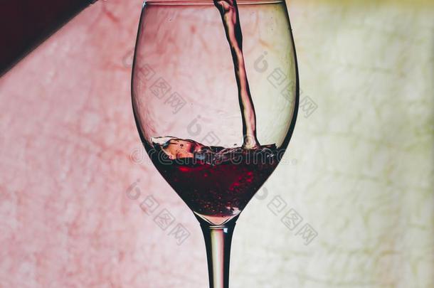 红色的葡萄酒采用玻璃