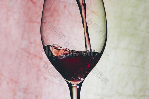 红色的葡萄酒采用玻璃
