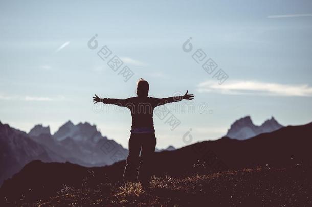 远足者采用高的高度多岩石的mounta采用风景.夏adventur