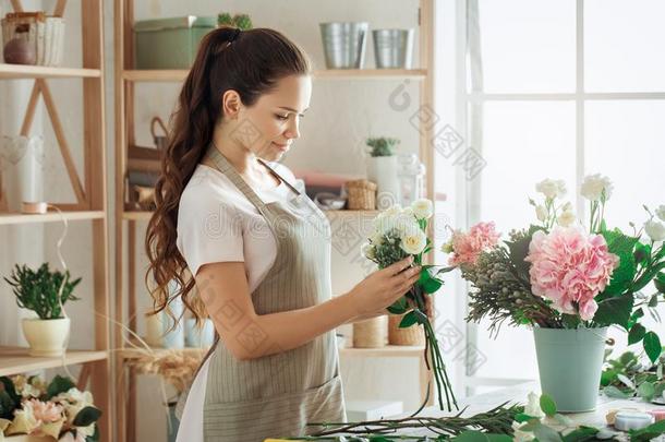 年幼的女人花商职业工作的和花