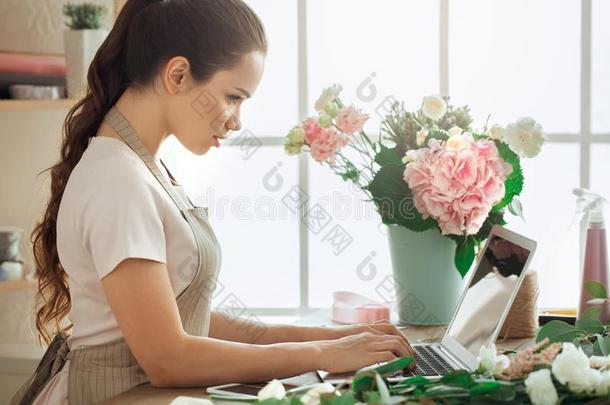 年幼的女人花商职业工作的和花