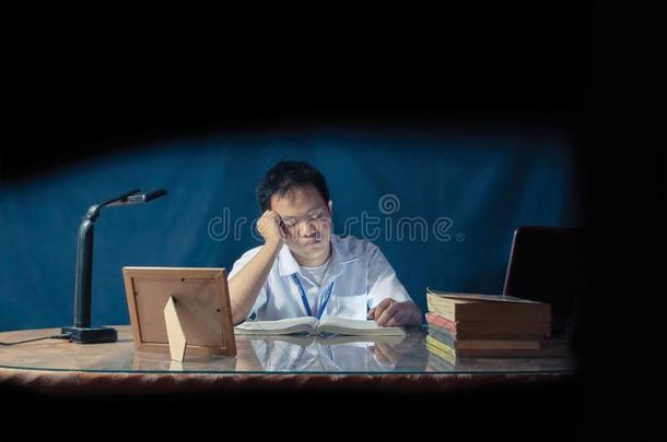 学生落下睡着的在期间学习在一书桌.办公室房间对有把握
