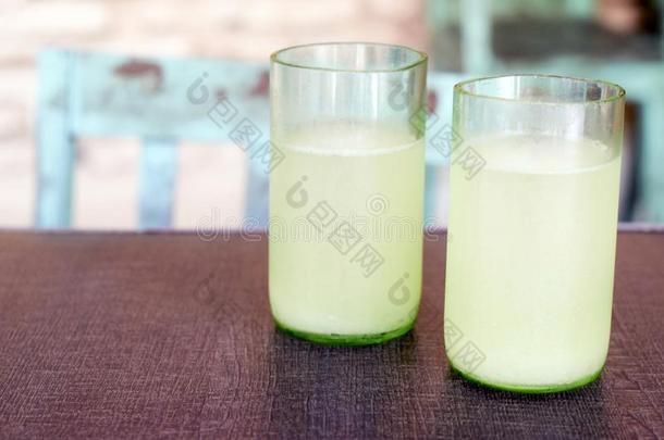 新鲜的菠萝水果汁采用乡村的玻璃