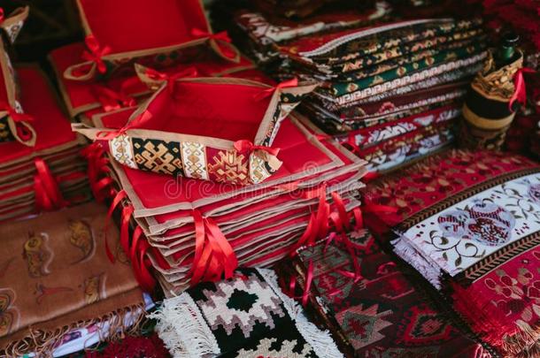 织物跳蚤交易画展开幕的前一日耶烈万,亚美尼亚.
