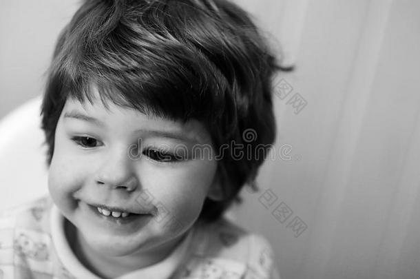 黑的和白色的照片关于小孩微笑的和aux.用以构成完成式及完成式的不定式乐趣白色的后座议员