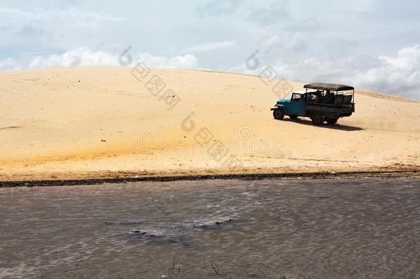 从落下路<strong>蓝色货车</strong>出行在上面一s一nd沙丘