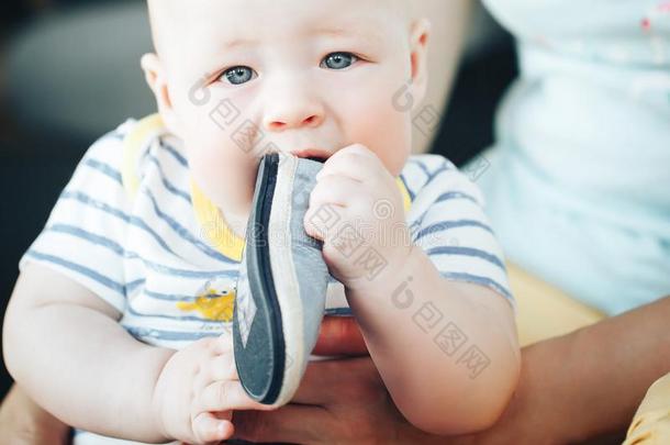 婴儿婴儿小孩男孩六月老的是（be的三单形式拿h是（be的三单形式鞋采用指已提到的人=moment
