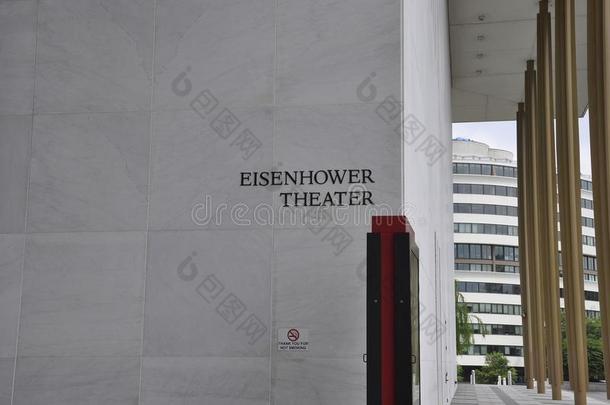 艾森豪威尔剧场广告牌采用指已提到的人肯尼迪中心纪念碑从