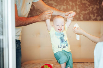 婴儿婴儿小孩男孩六月老的给看情感图片