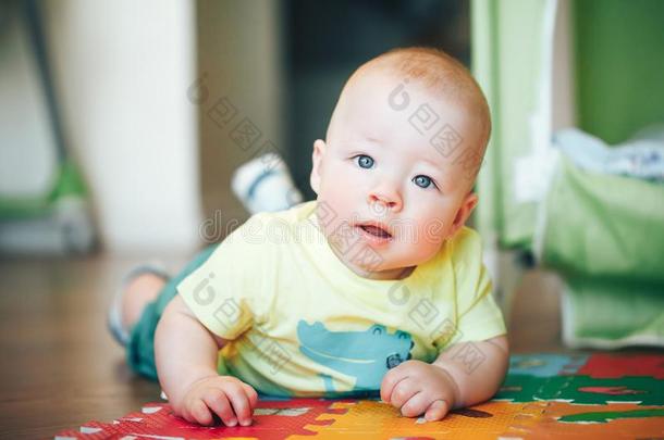婴儿婴儿小孩男孩六月老的是（be的三单形式演奏向一地面