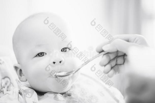 婴儿婴儿小孩男孩六月老的是（be的三单形式吃