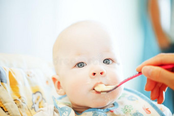 婴儿婴儿小孩男孩六月老的是（be的三单形式吃图片