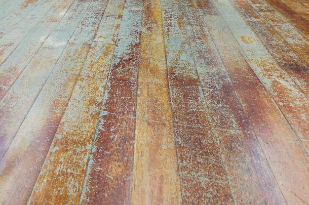 被损坏的调过味的木制的地面木板和擦痕迹必须物品