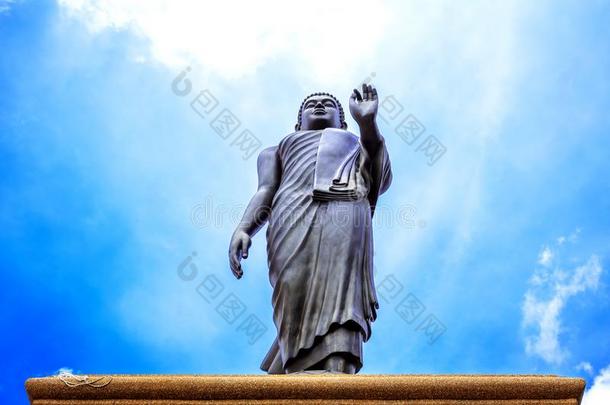 佛雕像隔离的和蓝色天背景.