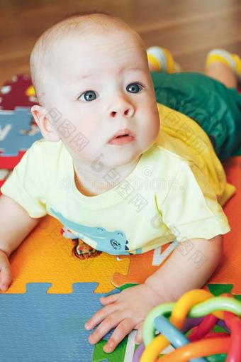 婴儿婴儿小孩男孩六月老的是（be的三单形式演奏向一地面图片