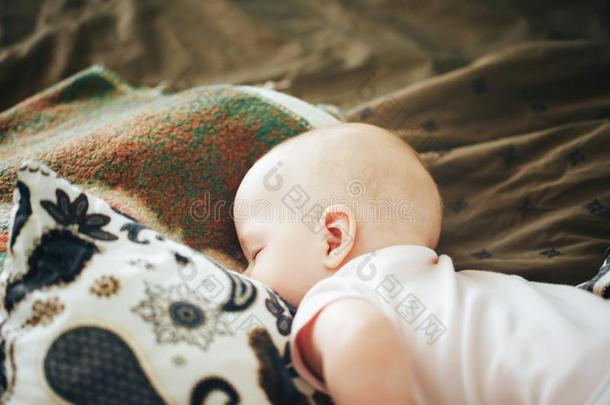 婴儿婴儿小孩男孩六月老的是（be的三单形式睡眠在家
