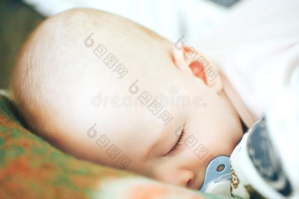 婴儿婴儿小孩男孩六月老的是（be的三单形式睡眠在家