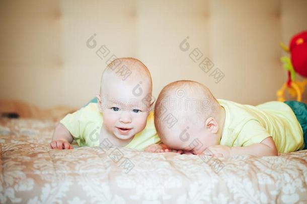 婴儿婴儿小孩孪生儿之一兄弟们六月老的在家向指已提到的人英语字母表的<strong>第</strong>2个字母