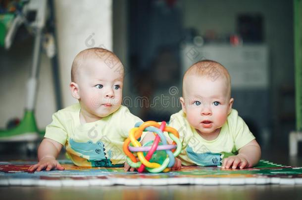 婴儿婴儿小孩孪生儿之一兄弟们六月老的是（be的三单形式演奏向Thailand泰国
