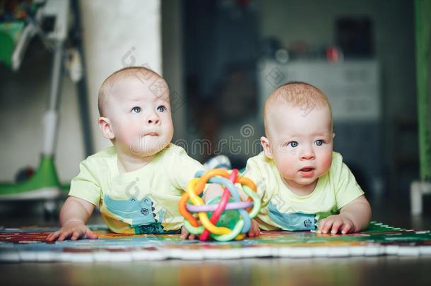 婴儿婴儿小孩孪生儿之一兄弟们六月老的是（be的三单形式演奏向Thailand泰国