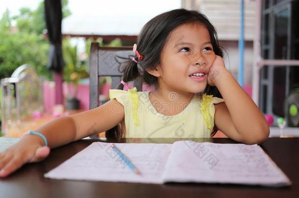 亚洲人小孩女孩使用铅笔写文学向指已提到的<strong>人书</strong>.