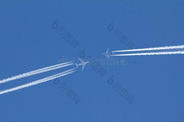 两个乘客飞机是飞行的向每别的采用蓝色天