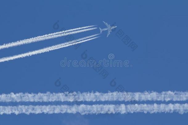 乘客飞机是（be的三单形式飞行的采用完美的蓝色天