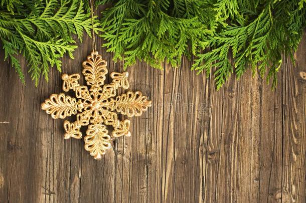 圣诞节框架和雪松带叶小枝和装饰