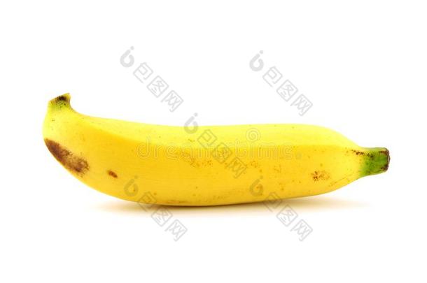 关在上面黄色的成熟的香蕉板烟香蕉隔离的向白色的英语字母表的第2个字母