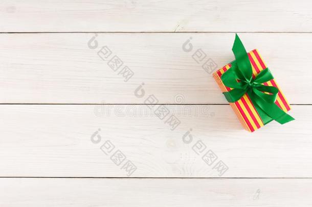 圣诞节赠品盒向白色的木材表.顶看法和复制品空间