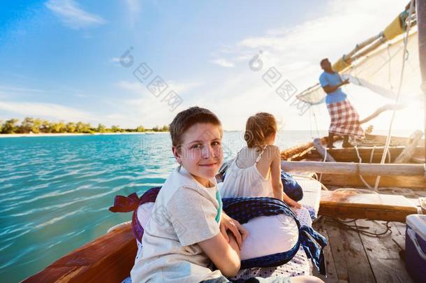 小孩帆船运动采用独桅帆船的一种