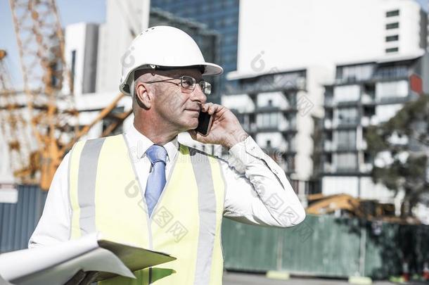 男人大主教户外的在建筑物地区所有可移动的奥维