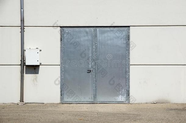 白色的上面的钢车库门向外部关于米黄色金属比尔