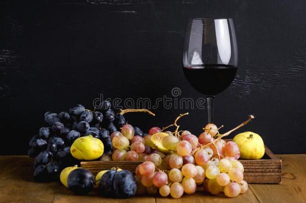葡萄酒杯和det.一些红色的葡萄酒和成熟的葡萄关于葡萄酒向后台