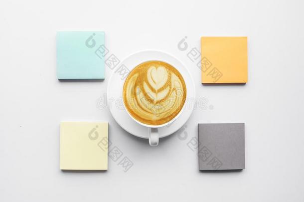 信纸颜色和咖啡豆杯子.商业概念