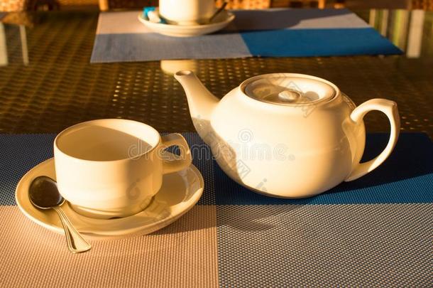一对关于茶水杯子和茶水壶是向指已提到的人表.